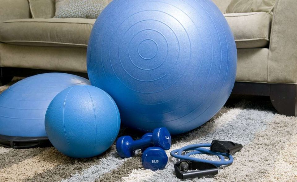 Sport zu Hause machen anstatt extra ins Fitnessstudio zu fahren? Schon jetzt machen das Heimtrainer möglich, während Fitness-Armbänder die Vitalwerte überwachen. Im Smarthome von morgen könnte Fitness aber noch leichter – und vor allem platzsparender – sein. Schon jetzt bieten smarte Spiegel Workouts für zu Hause an, bei denen man die eigene Leistung direkt verfolgen kann. Auch weitere Smarthome-Geräte könnten künftig Fitnessfunktionen übernehmen. Eine Vernetzung mit dem smarten Kühlschrank oder der smarten Matratze könnten die eigene Fitness weiter unterstützen. Hier gibt es also noch viel Potential für Smarthome-Entwickler.