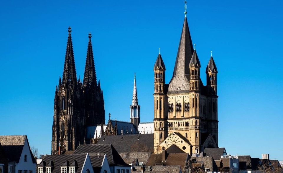 Die Millionenstadt Köln ist die bevölkerungsreichste Stadt Nordrhein-Westfalens und kann zwar nicht mit günstigen Mieten aufwarten, bietet dafür aber mehr Freizeitaktivitäten, die für Familien potenziell attraktiv sind. Im internationalen Ranking hat Köln es auf Platz 31 geschafft.
