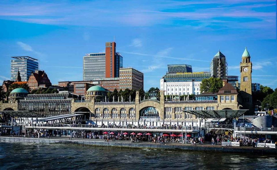 #3 Hamburg Übertrumpft wird Hannover jedoch knapp von Hamburg. Die Hansestadt belegt den dritten Platz unter deutschen Städten. Den verdankt sie unter anderem den hier lebenden Familien, die sich in den studienzugehörigen Befragungen äußerst positiv zur Stadt an der Elbe äußern.