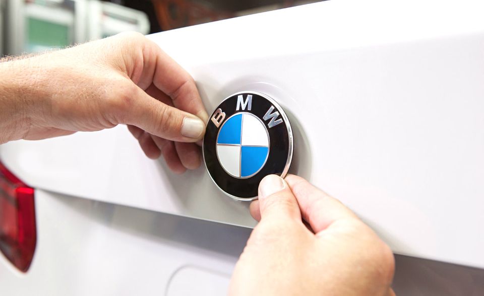 BMW belegte im internationalen Ranking von EY für 2019 Platz 249. Der Börsenwert betrug den Angaben zufolge zum Stichtag 26. Dezember 2019 rund 52,6 Mrd. US-Dollar. Damit konnte das Vorjahresergebnis zwar gehalten werden (52,7 Mrd. Dollar). Im globalen Wachstumsrennen aber sorgt Stillstand für einen Abstieg. BMW hatte 2018 international noch auf Platz 188 gelegen. In Deutschland reichte es für Platz zehn der größten Aktiengesellschaften, vor Merck (Platz 263) und Siemens Healthineers (Platz 293).