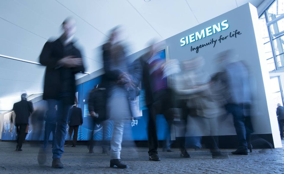 #2 Siemens Dank Siemens befinden sich noch zwei deutsche Konzerne unter den 100 größten Aktiengesellschaften der Welt – gerade eben. Siemens rutschte im EY-Ranking von Platz 94 auf 100 ab. 2017 hatte der Konzern noch den 74. Rang belegt. Der Börsenwert erhöhte sich binnen eines Jahres von 89,1 auf 105,9 Mrd. Dollar.