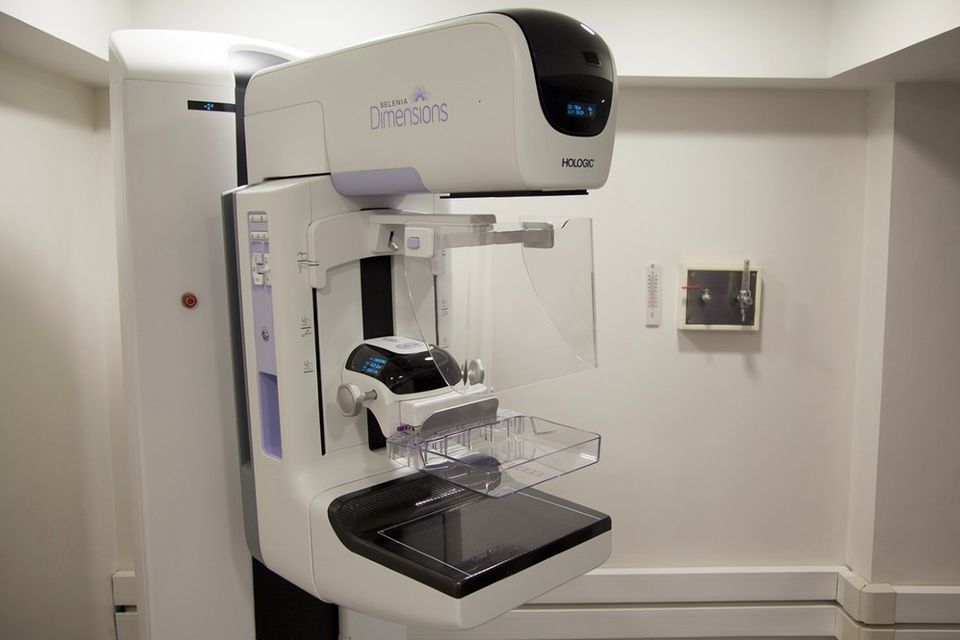 Mammographie-Gerät: Bringt KI tatsächlich Fortschritte bei der Brustkrebsfrüherkennung?