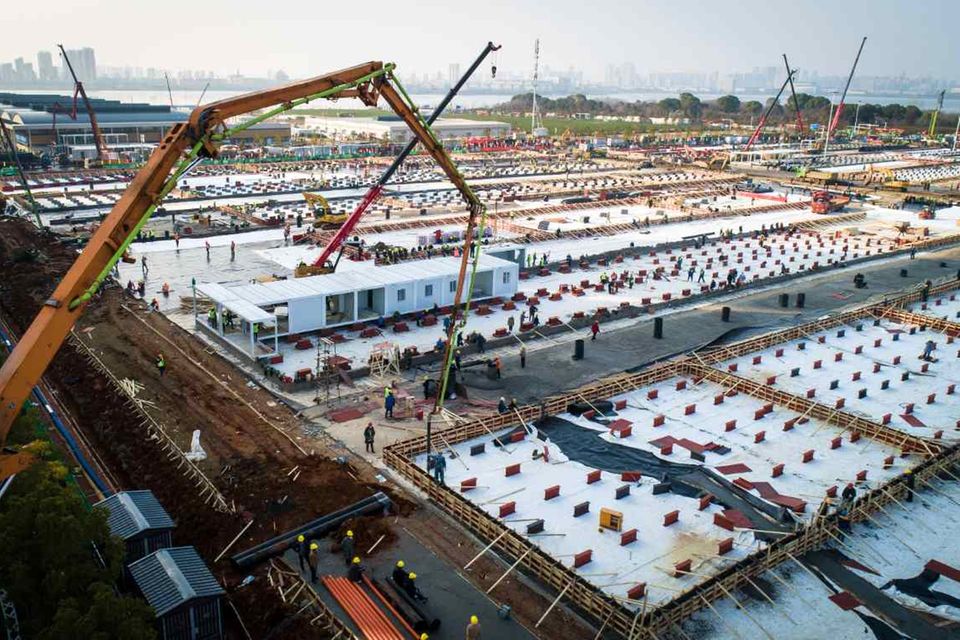 34.000 Quadratmeter, mehr als 7500 Arbeiter und acht Tage Zeit für das gesamte Bauprojekt – so lässt sich die Entstehung des Corona-Notkrankenhauses Huoshenshan in der chinesischen Stadt Wuhan. Am 25. Januar ging das Bauprojekt an den Start, am 3. Februar war Huoshenshan fertig. Für den Bau in Rekordzeit erhielt Wuhan viel internationale Aufmerksamkeit.