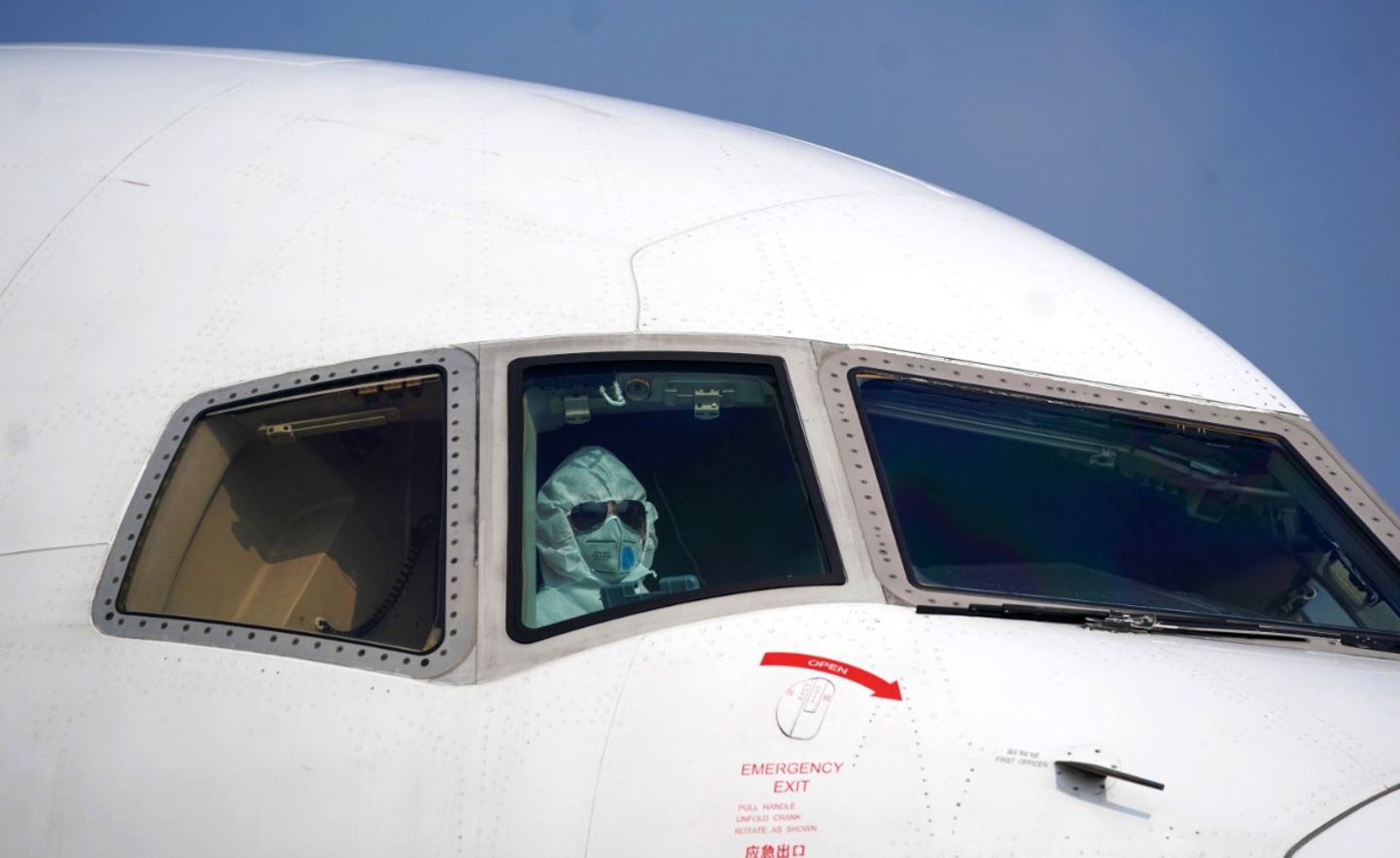 Sinnbild der Krise: Ein Pilot in Schutzkleidung parkt ein Flugzeug am internationalen Flughafen in Wuhan