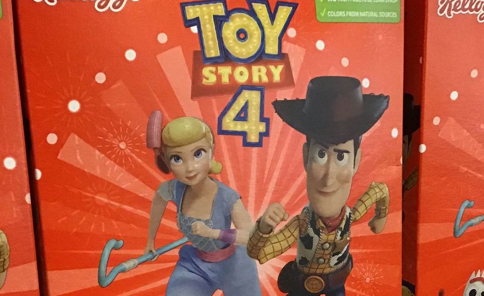 1995 begann mit dem komplett am Computer entstandenen Animationsfilm „Toy Story“ eine neue Ära. Das innovative Studio Pixar, bei dem einst Steve Jobs die Fäden in der Hand hielt, gehört längst zu Disney. Neun lange Jahre nach dem dritten Teil kam 2019 endlich die Fortsetzung in die Kinos. Die Fans bewiesen, dass sie Woody, Buzz Lightyear & Co. nicht vergessen haben. „Toy Story: Alles hört auf kein Kommando“ spielte weltweit 1,073 Milliarden US-Dollar ein. Er ist bei den Oscars als bester animierter Film nominiert.
