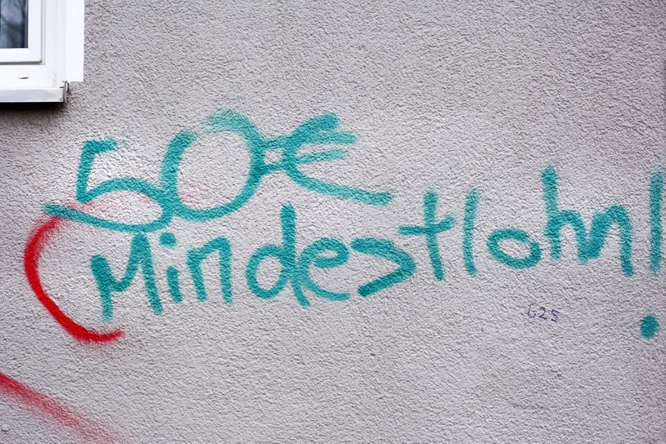 "50 Euro Mindestlohn!" steht gesprüht auf einer Wand in Berlin-Schöneberg