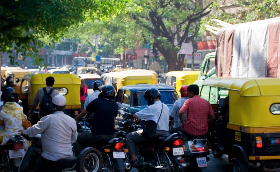 Der weltweite Stau-Spitzenreiter ist die indische Metropole Bangalore. Ganze 243 Stunden standen Autofahrer hier in 2019 im Stau. Im Jahresdurchschnitt verlängerte sich die Fahrtzeit dort um etwa 71 Prozent. Der schlimmste Stau drohte am Freitagabend zwischen 19 und 20 Uhr: In diesem Zeitraum verlängerte sich die Fahrtzeit um durchschnittlich 120 Prozent.