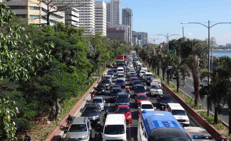 257 Stunden haben die Autofahrer in Manila in 2019 im Stau ausharren müssen. Das Stauniveau in der Hauptstadt der Philippinen gibt Tomtom mit 71 Prozent. Zur Spitzenzeit – am Freitagabend zwischen 18 und 19 Uhr – lag dieser Wert doppelt so hoch. Im Durchschnitt verlängerte sich die Fahrzeit zur Rush Hour am Abend um 128 Prozent. Statt 30 Minuten waren die Autofahrer in Manila 68 Minuten unterwegs.