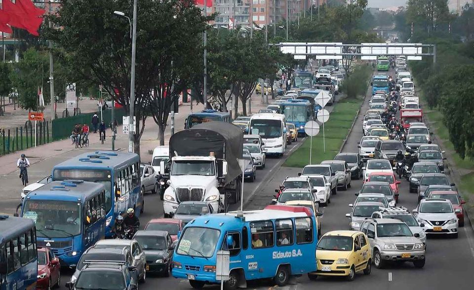 In der kolumbianischen Hauptstadt Bogotá mussten Autofahrer noch mehr Geduld mitbringen als noch in 2018. Auf das gesamte Jahr gerechnet steckten die Kolumbianer 230 Stunden im Verkehr fest. Das entspricht einem Stauniveau von 68 Prozent – oder 131 Fußballspielen. Am schlimmsten war der Verkehr hier nicht rund um das Wochenende, sondern am Dienstagabend. Zwischen 18 und 19 Uhr verzögerte sich die Fahrtzeit um rund 114 Prozent.