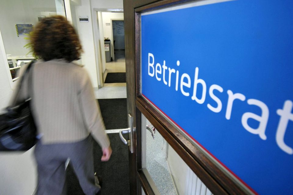 Eine Mitarbeiterin geht zum Betriebsrat