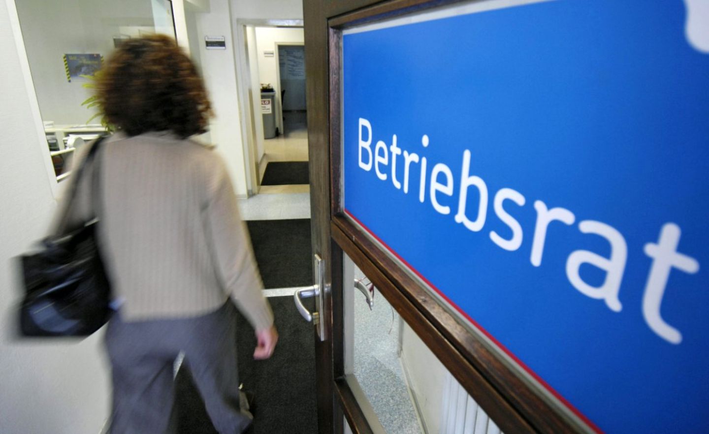 Eine Mitarbeiterin geht zum Betriebsrat