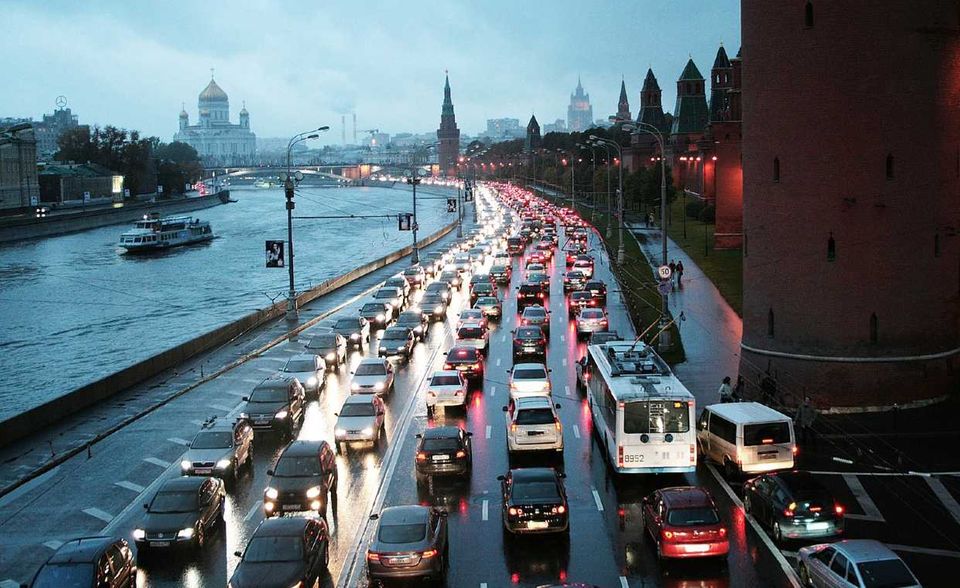 Als einzige europäische Metropole schafft es Moskau unter die Top Ten der größten Staustädte. 2019 standen Autofahrer hier 225 Stunden im Stau. Im Vergleich zu 2018 hat die durchschnittliche Verzögerung der Fahrtzeit damit um drei Prozent auf 59 Prozent zugenommen. Zur Spitzenzeit – am Donnerstag zwischen 18 und 19 Uhr – verlängerte sich die Fahrtzeit sogar um 115 Prozent.
