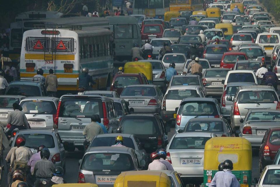 Insgesamt vier indische Städte zählten 2019 zu den zehn größten Staustädten. Mit einer Gesamtwartezeit von 190 Stunden liegt Neu Delhi auf Platz acht im internationalen Ranking. Im Vergleich zu den Vorjahren standen Autofahrer aber deutlich kürzer im Stau. Betrug die Verzögerung im Jahresdurchschnitt 2017 noch 62 Prozent, waren es zwei Jahre später nur noch 56 Prozent. Zur Spitzenzeit am Freitag zwischen 19 und 20 Uhr brauchten Autofahrer allerdings fast die doppelte Zeit.