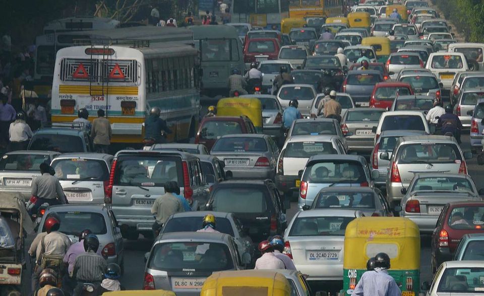 #8 Neu Delhi Insgesamt vier indische Städte zählten 2019 zu den zehn größten Staustädten. Mit einer Gesamtwartezeit von 190 Stunden liegt Neu Delhi auf Platz acht im internationalen Ranking. Im Vergleich zu den Vorjahren standen Autofahrer aber deutlich kürzer im Stau. Betrug die Verzögerung im Jahresdurchschnitt 2017 noch 62 Prozent, waren es zwei Jahre später nur noch 56 Prozent. Zur Spitzenzeit am Freitag zwischen 19 und 20 Uhr brauchten Autofahrer allerdings fast die doppelte Zeit.