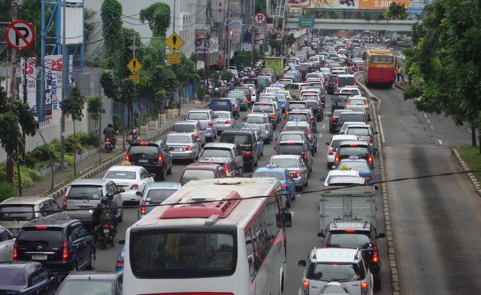 Ganze 174 Stunden standen indonesische Autofahrer in Jakarta 2019 im Stau. Umgerechnet entspricht das hundert Fußballspielen oder 154 Folgen der US-Serie „Game of Thrones“. Zu den Stoßzeiten brauchten Autofahrer für eine Strecke, die man bei freiem Verkehr in 30 Minuten zurücklegen kann, zwischen 19 Minuten (morgens) und 26 Minuten (abends) länger. Das Stauniveau, das maßgebend für die Platzierung im Ranking ist, lag bei 53 Prozent.