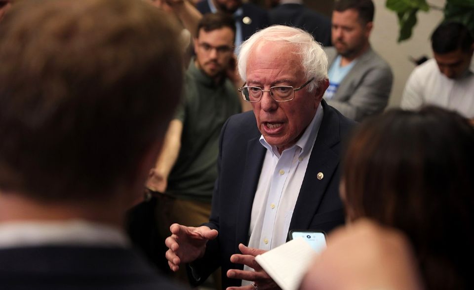 Der mit 78 Jahren älteste unter den Bewerbern führt die Umfragen in Iowa laut RealClear Politics mit 24 Prozent an. In den vergangenen Tagen fuhr er dabei mit knapp zehn Prozentpunkten Anstieg auf der Überholspur. In landesweiten Umfragen nimmt er gerade mit 23,5 Prozent Platz zwei der Demokraten hinter Joe Biden (27,2) und vor Elizabeth Warren (15) ein. In den letztlich kriegsentscheidenden Bundesstaaten liegt Sanders in Texas drei Prozentpunkte hinter Donald Trump, in Pennsylvania und Wisconsin knapp vier bzw. zwei Punkte. In Michigan führt er sogar mit knapp sieben Prozentpunkte vor dem Amtsinhaber.