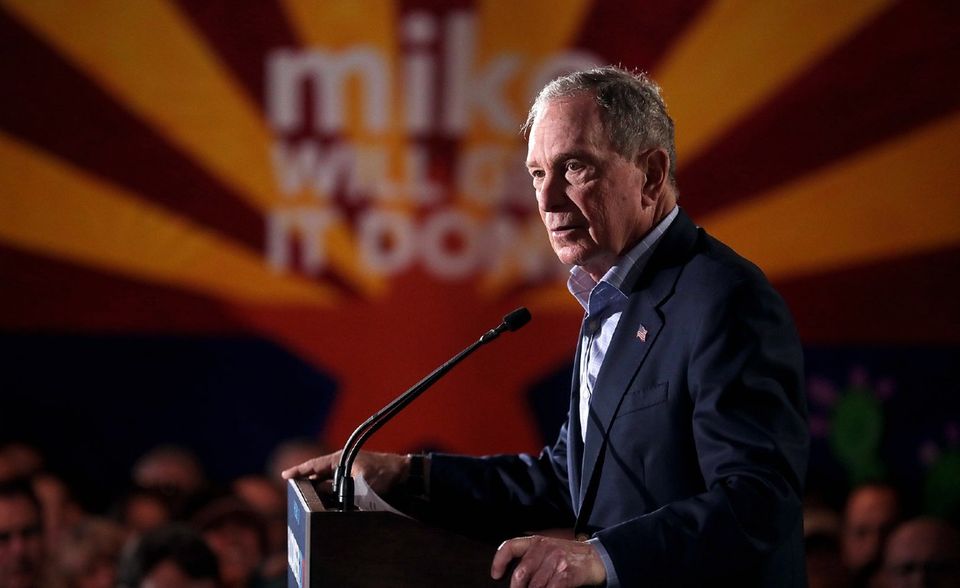 Der 77-jährige Selfmade-Milliardär ist kurzfristig in das Rennen eingestiegen und tritt erst am 3. März in den Wettkampf der Demokraten ein. Die Strategie des New Yorker Widersachers von Trump ist gewagt, seine Chancen gegen Biden gelten als gering. Probleme mit der Wahlkampfkasse dürfte er aber nicht haben.