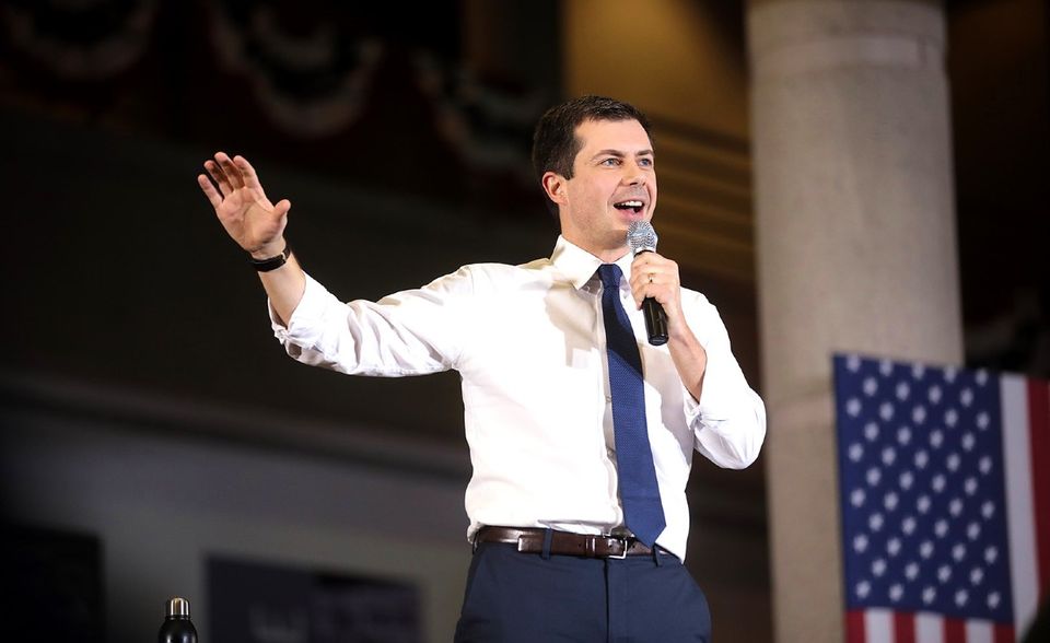 Ende November lag der erst 38-jährige Neuling Buttigieg noch präsidententauglich vorne in Iowa. Seither sank der Stern des wirtschaftsnahen Harvard-Absolvenen in dem Agrarstaat. Mit aktuell 16,4 Prozent liegt er in Umfragen nur noch auf Rang drei, knapp vor Elizabeth Warren. Landesweit kann er sich im Lager der Demokraten mit immerhin 6,7 Prozent – knapp hinter Bloomberg – relativ gut behaupten. Aber zum Sieg über die innerparteilichen Konkurrenten reicht das derzeit natürlich nicht.