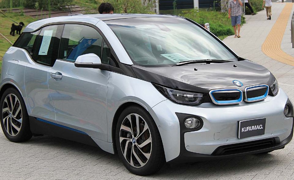 #2 BMW BMW sichert sich mit einem Marktanteil von 14 Prozent den zweiten Platz in Europa. Der Münchner Autobauer feierte Anfang 2020 sechs Jahre BMW i3. Das Modell ist das meistverkaufte Elektrofahrzeug aus deutscher Produktion. Die Absatzzahlen seien kontinuierlich gestiegen und hätten sich zuletzt auf weltweit mehr als 165.000 Einheiten summiert. Allerdings hat das Auto auch enorme Entwicklungskosten verschlungen. In den kommenden Jahren will BMW weitere E-Modelle auf den Markt bringen.