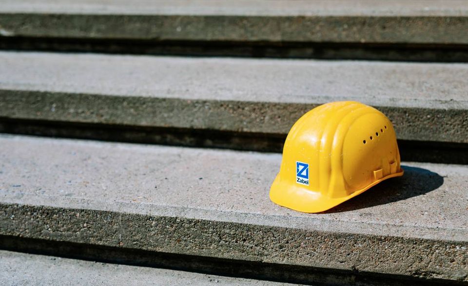 Peter Sohn ist beruflich oft auf Baustellen unterwegs – daher hat er seinen Helm stets griffbereit