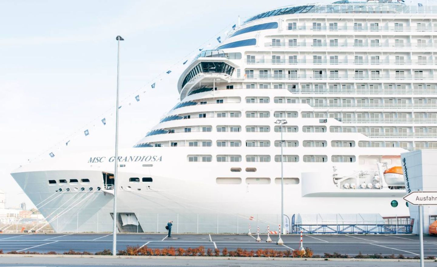 Ein schwimmendes Hochhaus, strahlend weiß: Die „MSC Grandiosa“, das jüngste Flaggschiff der Reederei, hat in Hamburg angelegt