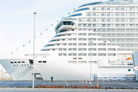 Ein schwimmendes Hochhaus, strahlend weiß: Die „MSC Grandiosa“, das jüngste Flaggschiff der Reederei, hat in Hamburg angelegt