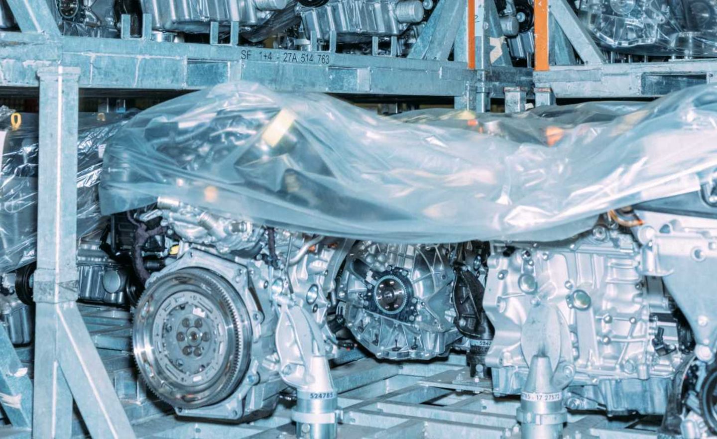Eingelagerte Motorblöcke im VW-Werk Salzgitter – wo neuerdings auch Teile für Elektromotoren entstehen
