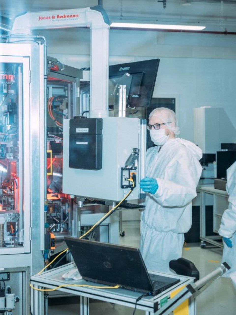 Im Reinraum testet ein Mitarbeiter Lithium-Ionen-Zellen unter klinischen Bedingungen