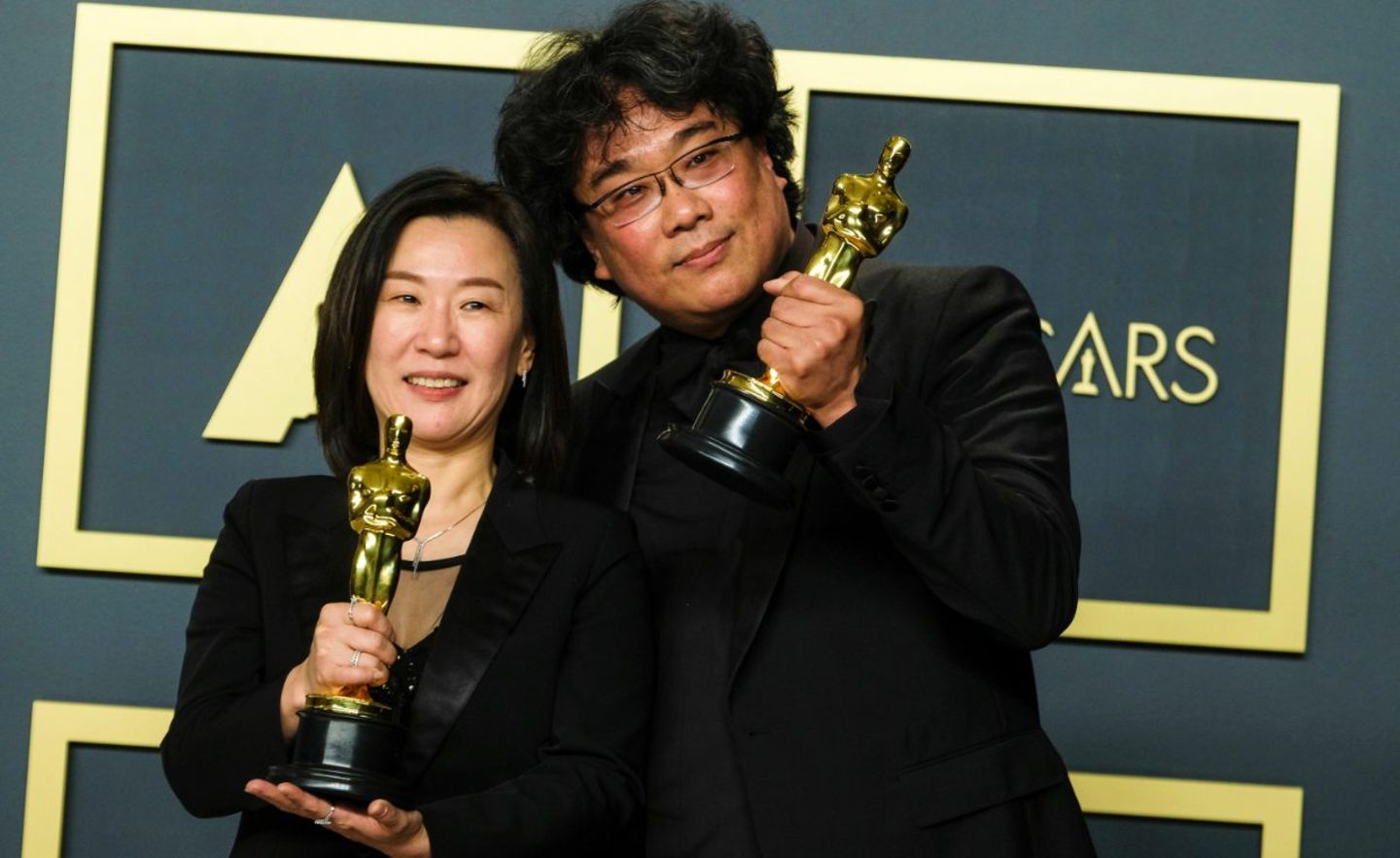 Regisseur Bong Joon Ho und Produzentin Kwak Sin Ae freuen sich über den Oscar für "Parasite"