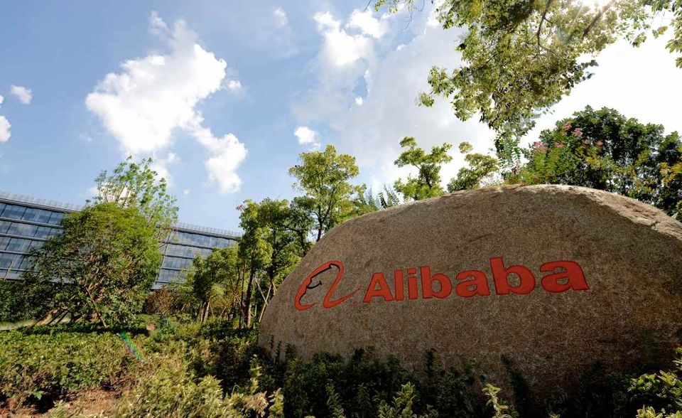 Einen Platz nach oben ging es hingegen für die Alibaba Group. Der Wert des chinesischen E-Commerce-Giganten stieg laut EY 2019 um über zwei Drittel von 352,5 auf 580,5 Mrd. Dollar. Alibaba hatte für das im März zu Ende gegangene Geschäftsjahr 2019 ein Umsatzplus von 51 Prozent auf 377 Mrd. Yuan (umgerechnet rund 49 Mrd. Euro) gemeldet. Im Rechnungsjahr 2020 will die Gruppe von Gründer Jack Ma ihren Umsatz auf mehr als 500 Mrd. Yuan steigern. Flaggschiff der Gruppe ist Alibaba.com, eine Handelsplattform für Unternehmen. Direkt an Konsumenten richtet sich der Konzern mit der Einkaufsplattform Taobao.