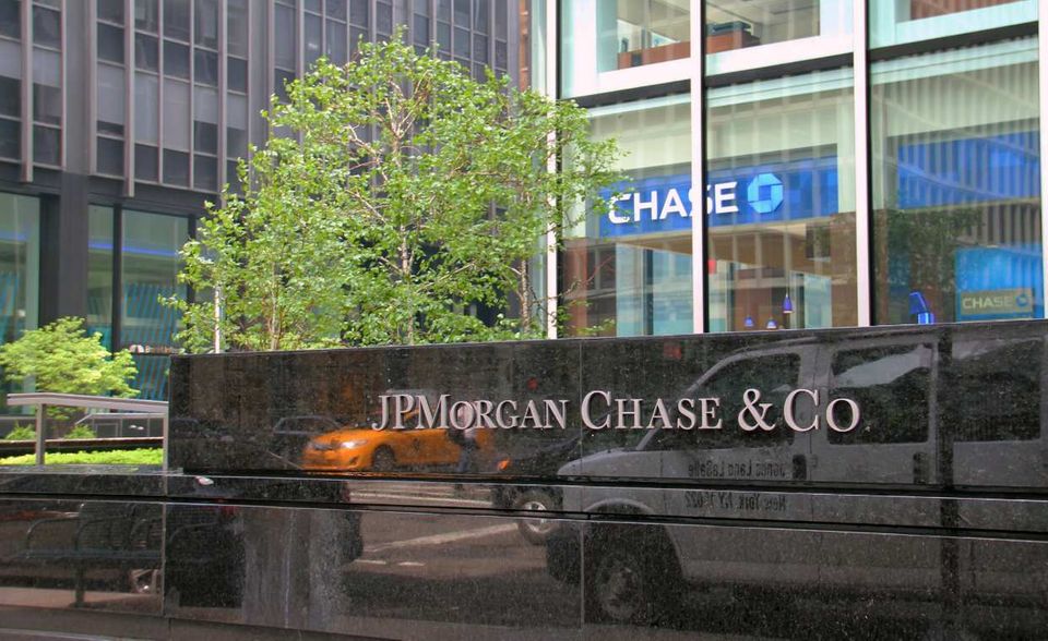 JP Morgan Chase belegte 2019 Platz zehn im EY-Ranking der wertvollsten börsennotierten Unternehmen der Welt. Die US-Bank kam demnach am Stichtag 26. Dezember 2019 auf einen Börsenwert von 436,0 Mrd. US-Dollar. Das waren zwar über 110 Milliarden mehr als im Vorjahr. Dennoch blieb es für JP Morgan Chase beim zehnten Rang. Denn die Konkurrenten wuchsen ebenfalls stark.