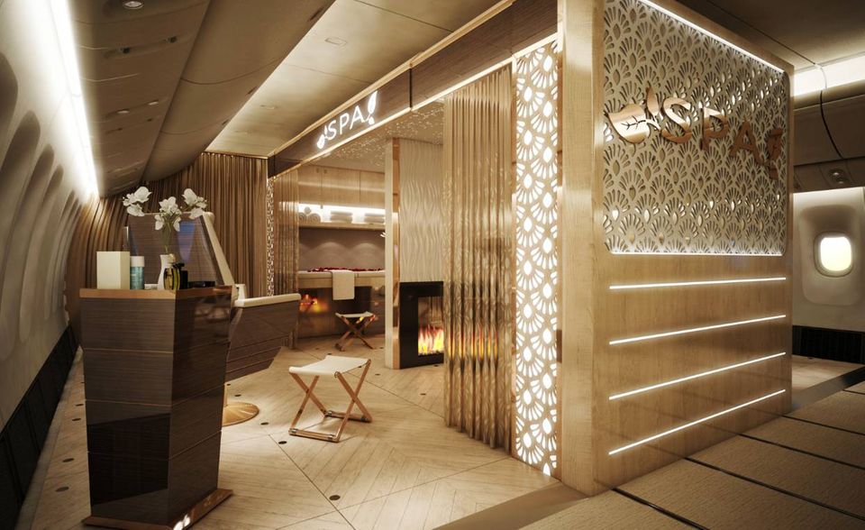 An Bord von Passagiermaschinen ist jeder Quadratzentimeter wertvoll. Dubai Aviation Engineering Projects setzt deshalb auf ein Konzept, mit dem Airlines anspruchsvollen Passagieren Freiraum bieten können, sich dabei aber nicht festlegen müssen. Die „Retractable Aircraft Cabin“ soll es ermöglichen, bei der Bodenabfertigung ganze Zimmer in die Kabine einzufügen – beispielsweise ein Restaurant oder einen Wellnessbereich.