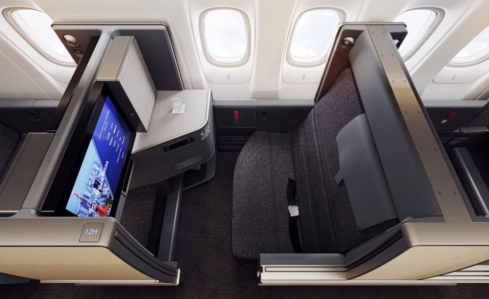 In der Business Class geht es immer um Größe. Wer bietet die größten Displays, die größte Beinfreiheit, die größten Sitze? Bei letzterer Frage will All Nippon Airways vor den Olympischen Spielen 2020 in Tokio Gäste überzeugen. Das Konzept „The Room“ bietet laut den Crystal Cabin Awards den bis dato breitesten Sitz seiner Klasse. Das Bett ist laut dem Anbieter Acumen 40 Prozent größer als bislang. Hinzu kommt das moderne, japanische Design.