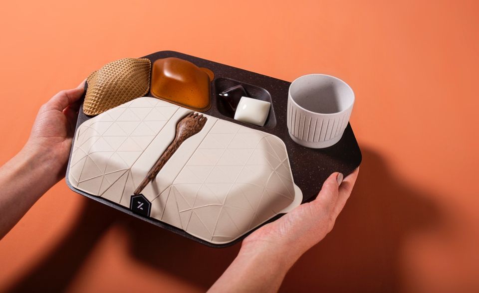 Nachhaltigkeit ist auch beim Fliegen ein zentrales Thema. Der Verzicht auf Plastikmüll spielt dabei eine große Rolle. PriestmanGoode ist bei den Crystal Cabin Awards mit dem Vorschlag für eine nachhaltige Präsentation der Mahlzeiten dabei. Zum Einsatz kommen essbare, kompostierbare oder wiederverwendbare Materialien.