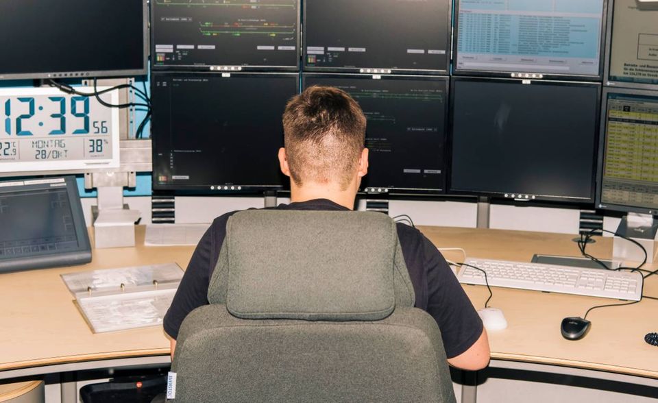 Im digitalen Stellwerk in Warnemünde stellt Fahrdienstleiter Eltermann Weichen per Mausklick. Jede trägt eine eigene IP-Adresse