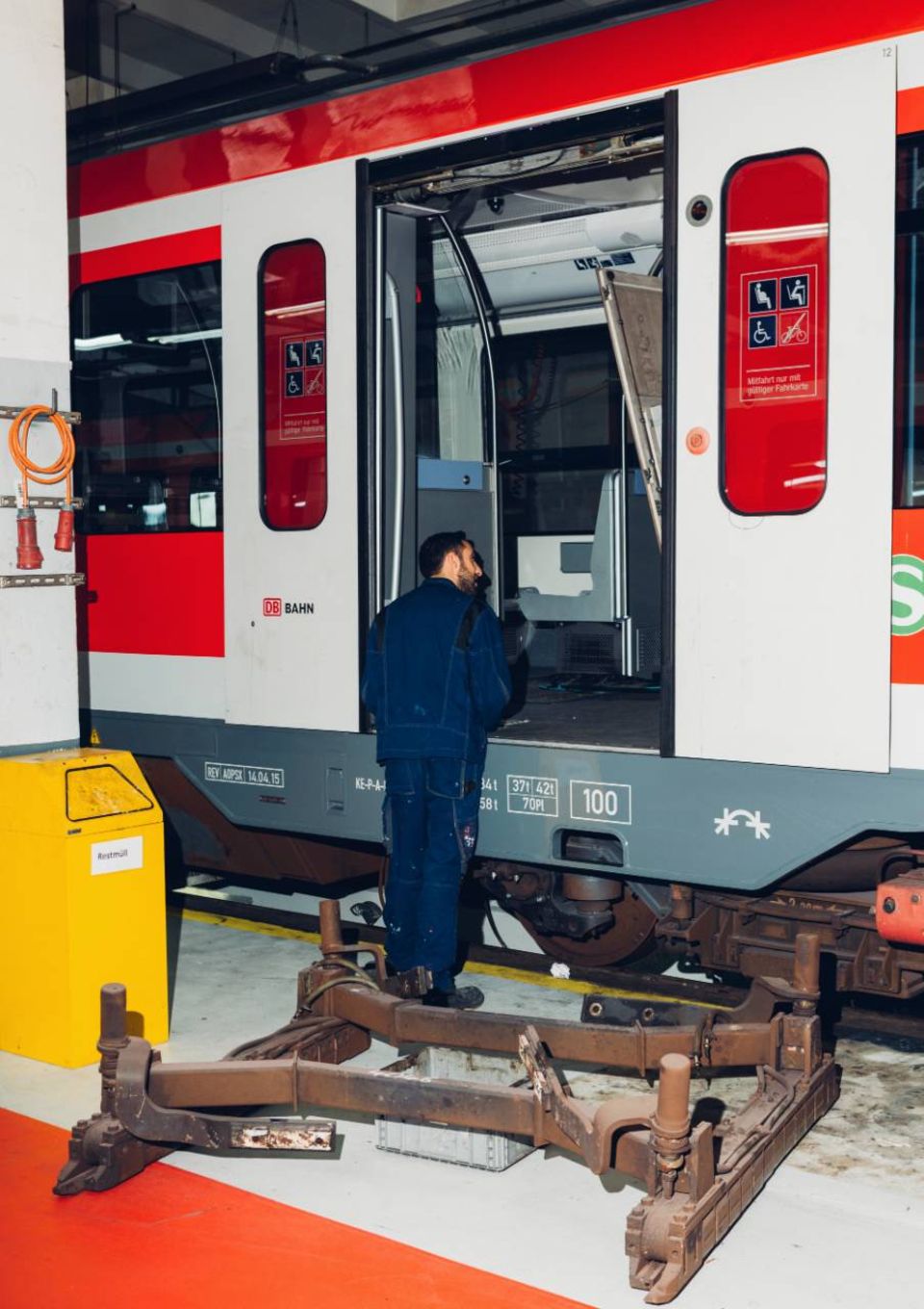 In der Werkstatt Hamburg-Ohlsdorf rüstet die DB einen alten S-Bahn-Waggon um. Ein Mitarbeiter prüft, ob die Türen automatisch schließen