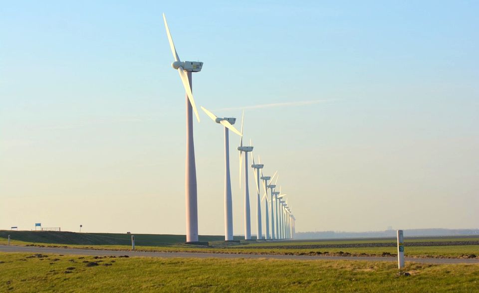 Die Niederländer zahlten im ersten Halbjahr 2019 laut Eurostat 0,2052 Euro pro Kilowattstunde Strom. Der Preis schließt alle Steuern und Abgaben ein. Damit lagen die Niederlande bei den Stromkosten in der EU auf Platz zehn, aber noch unter dem EU-Durchschnitt von 0,2159 Euro/kWh.