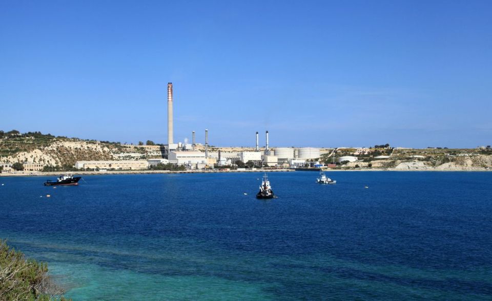 Malta möchte den Anteil erneuerbaren Energien sogar verhundertfachen. Nachhaltig erzeugter Strom war auf der Mittelmeerinsel 2004 nahezu unbekannt. Der Anteil betrug damals 0,1 Prozent. Er soll 2020 auf 10,0 Prozent steigen, die Hälfte des EU-weiten Ziels. 2018 waren es 8,0 Prozent, der zweitschlechteste Wert in der EU. Was auffällt: Etliche der Staaten dieser Negativliste haben besonders niedrige Strompreise. Ob das mit am geringen Anteil von erneuerbaren Energien liegt? Im Gegenzug könnten billige Preise und ein starker Preiswettbewerb die Erzeuger abschrecken, in neue Technologien zu investieren. Oder Regierungen mit mangelndem Interesse an Umweltschutz verzichten auf CO2-Abgaben, was ebenfalls für niedrigere Endpreise sorgt. Im Kraftwerk Delimara wird Strom aus Öl gewonnen.