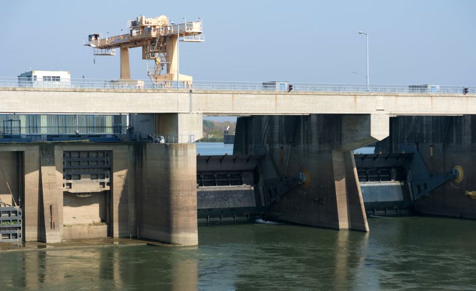 #9 Ungarn Ungarn hat den Anteil erneuerbarer Energien seit 2004 fast verdreifacht – das allerdings auf niedrigem Niveau. Das Land kam 2018 auf 12,5 Prozent (Ziel für 2020: 13,0 Prozent). Das war die Hälfte der Quote von Litauen. Im Bild das Wasserkraftwerk Kisköre.