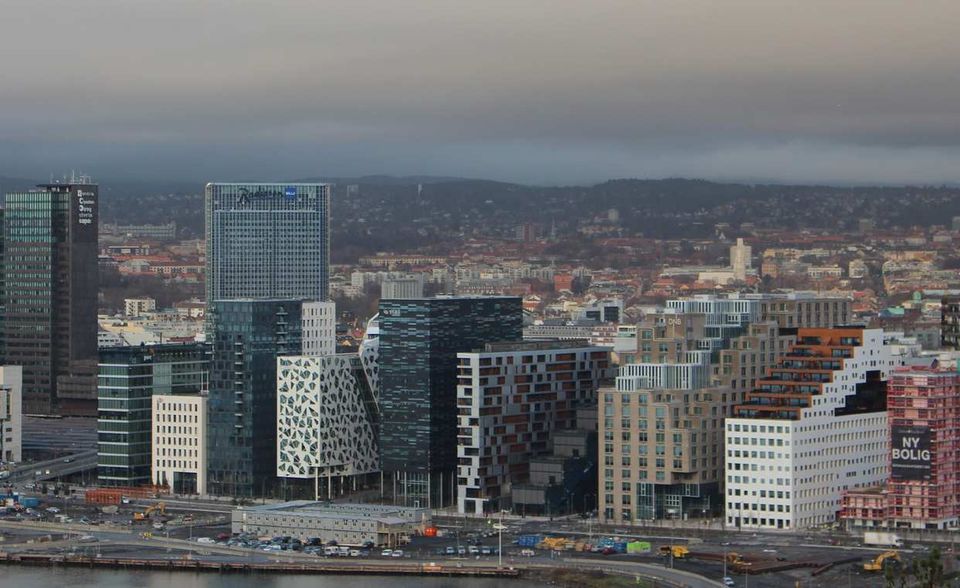 Der größte Staatsfonds kommt aus Europa, genauer gesagt aus Norwegen. 30 Jahre nach seiner Gründung umfasste der Government Pension Fund Global (Norway GPFP) in 2019 rund 1,1 Billionen US-Dollar. Ursprünglich basierten die Einnahmen aus dem Fonds auf Erlösen auf dem Öl- und Gasgeschäft. Mittlerweile finanziert sich Norway GFPF aber auch über Investitionen in Aktien und Immobilien. Alle Entscheidungen sollen dabei möglichst nachhaltig sein, der Fonds hat deshalb einen eigenen Ethikrat, der Investitionen in Unternehmen, die den Kriterien nicht entsprechen, blockieren kann.