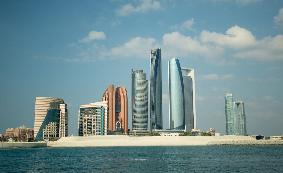 Die Abu Dhabi Investment Authority (ADIA) ist mit einem Vermögen von 696,7 Mrd. US-Dollar der drittgrößte Staatsfonds weltweit. Der Großteil der Einnahmen des Fonds aus den Emiraten stammt aus dem Ölgeschäft. ADIA investiert weltweit auch in Aktien, Anleihen und Unternehmen. So verkaufte Nestlé 2019 seine Sparte für Hautpflege für 9,4 Mrd. Euro an ein Konsortium aus ADIA und dem Finanzinvestor EQT. Auch beim Verkauf der Aufzugsparte von Thyssenkrupp befindet sich ADIA als Teil eines Konsortiums unter den Bietern.