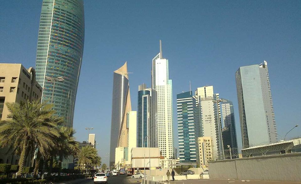 Der Kuwait Investment Authority (KIA) ist nicht nur einer der größten Staatsfonds, sondern auch einer der ältesten. 1953 wurde der Fonds gegründet, der sich ursprünglich mit Überschüssen aus dem Ölgeschäft finanzierte. Heute umfasst KIAs Vermögen rund 592 Mrd. US-Dollar. Vorsitzende des Fonds ist die kuwaitische Finanzministerin Mariam Al-Aqeel. Nach eigenen Angaben investiert KIA überwiegend in Kuwait und im Nahen Osten. Wohin das Geld aus dem kuwaitischen Staatsfonds genau fließt, behält das Emirat aber für sich.