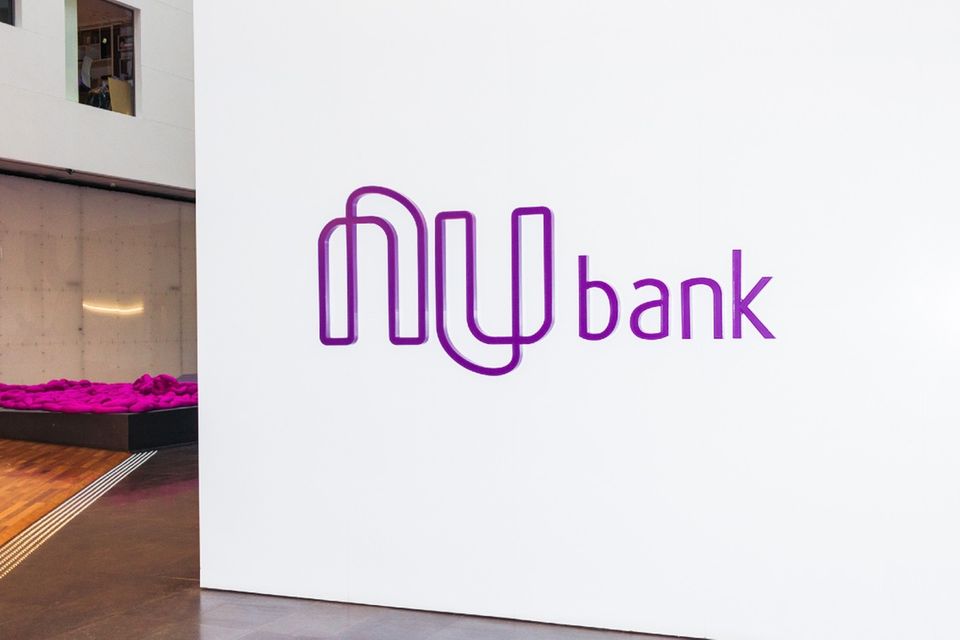 Das Firmenlogo der Nubank auf einer weißen Wand