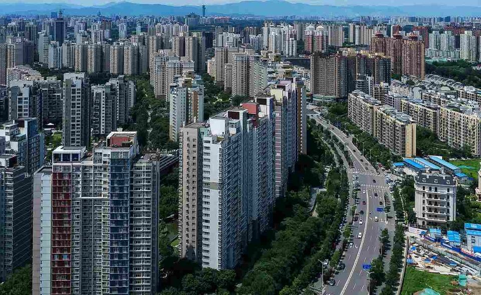 Das Vermögen von Chinas Staatsfonds SAFE Investment Company beläuft sich auf 417,8 Mrd. US-Dollar. Im Ranking der größten Staatsfonds reicht das für Platz sieben. SAFE verwaltet unter anderem die Währungsreserven der chinesischen Zentralbank. Der Staatsfonds investiert zum Teil in Anleihen sowie in ausländische Unternehmensbeteiligungen. So gilt SAFE als fünftgrößter Anteilseigner der Clearinggesellschaft Euroclear.