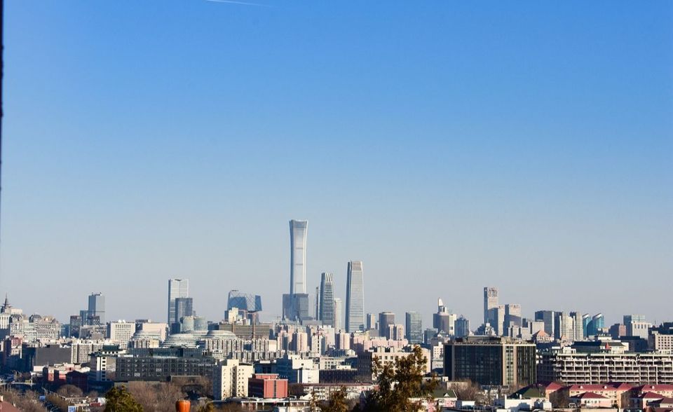 Rund 325 Mrd. US-Dollar umfasst Chinas National Social Security Fund (NSSF). Gegründet wurde der Fonds im Jahr 2000, um die soziale Absicherung Chinas gewährleisten zu können. Seit Ende 2019 zählen dabei chinesischen Medien zufolge auch Anteile an Staatsunternehmen im Wert von 157,1 Mrd. US-Dollar zu seinen Rücklagen.