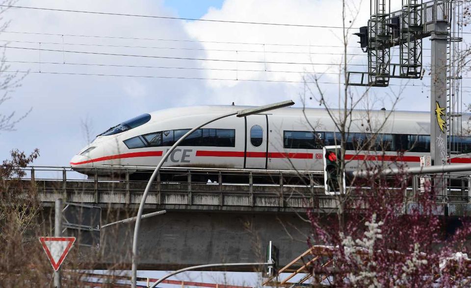 Deutsche Bahn Die Deutsche Bahn feierte die Auszeichnung durch die CDP mit einer Pressemitteilung. „Wir sind stolz auf dieses gute Abschneiden im internationalen Maßstab. Das Ergebnis beflügelt uns in unserem Anspruch als Klimavorreiter“, sagte der DB-Vorstandsvorsitzende Richard Lutz. Lutz, der im Konzern der oberste Verantwortliche für Nachhaltigkeit ist, kündigte einen „weiteren ökologischen Meilenstein“ an: „Erstmals liegen wir bei einem Anteil von 60 Prozent Ökostrom in unserem Bahnstrommix.“