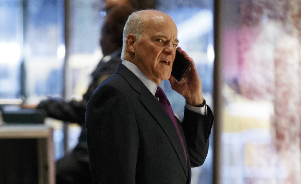 #3 Henry Kravis von KKR In Deutschland könnte Kohlberg Kravis Roberts (KKR) künftig noch an Bedeutung gewinnen. Ende 2019 genehmigte die EU den Einstieg von KKR beim Medienkonzern Axel Springer. Auch in der Filmbranche übernahm der Private-Equity-Riese von Mitgründer Harry Kravis (Foto) weitere Firmen. Weitere Investitionen in die Bundesrepublik sollen in den kommenden Monaten folgen. In den vergangenen fünf Jahren hat KKR mit seinem Investitionskurs rund 48 Mrd. US-Dollar an Kapital eingesammelt. Seinen Platz auf dem Treppchen konnte das Unternehmen aus New York damit sichern.