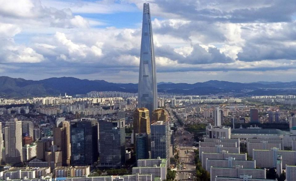#2 Republik Korea Sechs Jahre lang hat Bloomberg die Republik Korea zur innovativsten Nation der Welt gekürt. 2020 aber musste das Land (88,16 Punkte) den Spitzenplatz räumen. Südkoreas größte Schwäche ist dem Index zufolge die Produktivität. Hier belegte die Industrienation lediglich Platz 29. Bei den Ausgaben für Forschung und Entwicklung sicherte sich Südkorea hinter Israel weltweit Platz zwei. „Wir verfügen über keine anderen natürlichen Ressourcen – wir haben nur unsere Gehirne“, zitierte Bloomberg den Wirtschaftsprofessor Chang Suk-Gwon von der Hanyang Universität in Seoul.