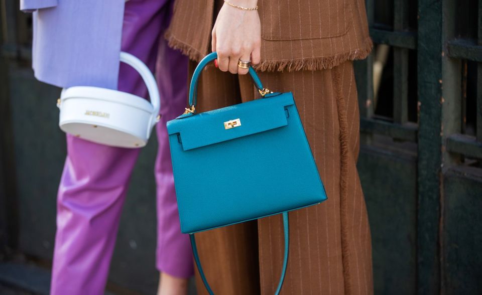 Verknappung entfacht Begehrlichkeiten und niemand beherrscht das im Luxusgeschäft so exzellent wie Hermès. Das Unternehmen steht quasi an der Spitze einer Exklusivitäts-Pyramide. Louis Vuitton etwa bietet seine Produkte ausschließlich in eigenen Geschäften, aber auch online an. Chanel beschränkt den Verkauf von Taschen und Mode auf die Boutiquen. Hermès treibt das Spiel bei den begehrten Handtaschen Birkin oder Kelly auf den Gipfel. Interessenten müssen häufig erst einmal andere Produkte kaufen, um sich als „würdig“ zu erweisen. Dann folgt oft ein aufwändiger Verkaufsprozess. Am Ende bekommt die Kundin dann noch nicht mal unbedingt die gewünschte Kombination aus Farbe und Material – und das für Preise ab rund 10.000 Euro. Früher haben bekannte Designer wie Martin Margiela und Jean-Paul Gaultier bei Hermès gewirkt. Die aktuelle Kreativdirektorin Nadège Vanhee-Cybulski ist aber nur Insidern ein Begriff. Bei Hermès ist die Marke der Star.