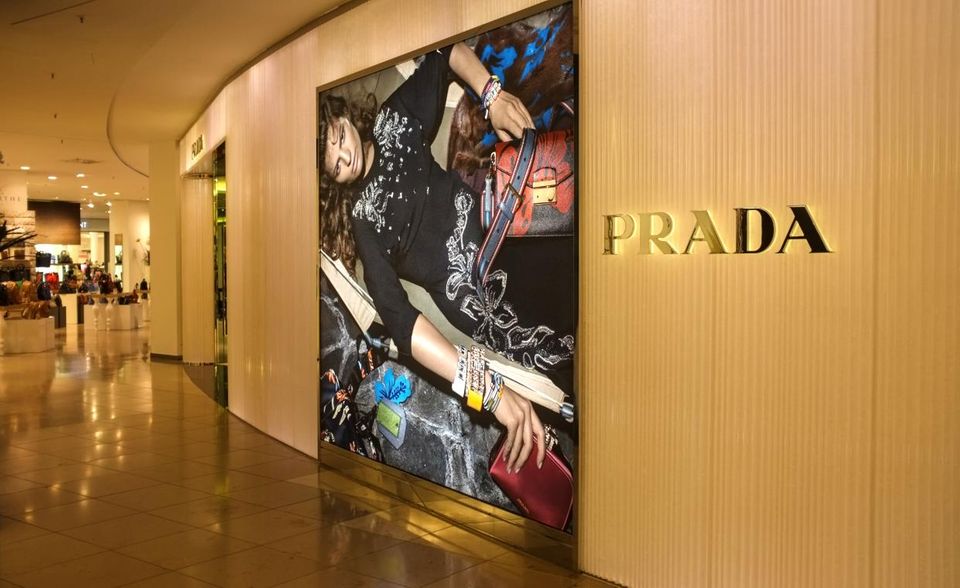 Italienische Luxusmarken sind begehrt. 2003 übernahm Pinault die Mehrheit bei Gucci. 2018 ging Versace an die Michael Kors Holdings. Prada hingegen hat sich seine Unabhängigkeit bewahrt. Das Unternehmen wurde 1913 von Mario Prada in Mailand gegründet und war anfangs auf Lederwaren spezialisiert. 1978 übernahm Enkelin Miuccia Prada die Firmenleitung. Sie gibt bis heute als Chefdesignerin die Richtung vor.